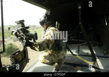 UTILISATION À L'ÉTRANGER UNIQUEMENT : le Gunner d'un hélicoptère de la RAF Puma balaye le sol sur la route de la base d'exploitation de la foutre du Black Watch Battle 'Springfield' sur la rive est de l'Euphrate, à 25 miles au sud de Bagdad. Un soldat de Black Watch a été blessé aujourd'hui lors d'une attaque au mortier sur la base de Camp Dogwood, a confirmé aujourd'hui le ministère de la Défense. Le MOD a déclaré que les blessures n'étaient pas considérées comme mettant la vie en danger. "Un mortier a atterri à l'intérieur de l'enceinte plus tôt aujourd'hui, blessant un soldat", a déclaré un porte-parole. « nous ne croyons pas que le soldat ait des blessures mortelles. » Banque D'Images