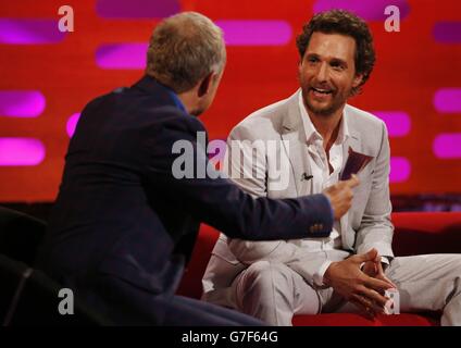 Animateur Graham Norton avec Matthew McConaughey pendant le tournage du Graham Norton Show aux London Studios, Londres, devant être diffusé sur BBC One vendredi soir. Banque D'Images