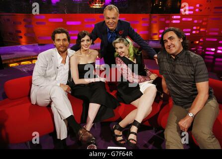 Hôte Graham Norton avec Matthew McConaughey, Anne Hathaway, Lena Dunham et Micky Flanagan pendant le tournage du Graham Norton Show aux London Studios, Londres, devant être diffusé sur BBC One vendredi soir. Banque D'Images