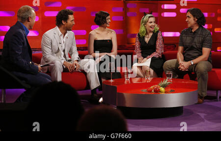 Hôte Graham Norton avec (de gauche à droite) Matthew McConaughey, Anne Hathaway, Lena Dunham et Micky Flanagan pendant le tournage du Graham Norton Show aux London Studios, Londres, devant être diffusé sur BBC One vendredi soir. Banque D'Images