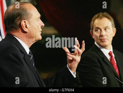 Le président français Jacques Chirac (à gauche) gestes à l'attention du Premier ministre britannique Tony Blair lors du 27e Sommet France-Royaume-Uni à Lancaster House à Londres. Le sommet arrive à la fin des célébrations marquant le centenaire du Traité de l'Entente cordiale, qui a jeté les bases d'une alliance permanente entre les deux pays. Voir PA Story POLITICS Blair. Photo PA : pool AFP/Jim Watson/WPA Banque D'Images