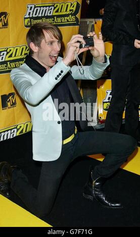 Alex Kapranos du groupe écossais Franz Ferdinand arrive pour la 11e édition annuelle des MTV Europe Music Awards 2004 au Tor di Valle à Rome, en Italie Banque D'Images