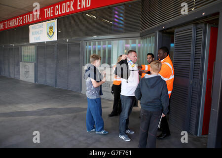 Les fans passent par des contrôles de sécurité sur les tourniquets du Stade Emirates Banque D'Images