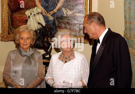 Britiens la reine Elizabeth II avec le président français Jacques Chirac et Madame Chirac, avant d'assister à un banquet d'État au château de Windsor. La Reine a organisé un banquet d'État au château pour le Président Chirac de France à l'occasion du centenaire de l'entente cordiale, après quoi la troupe du West End "les Miserables", interprétera des chansons de l'ensemble musical pendant la période révolutionnaire française. Banque D'Images