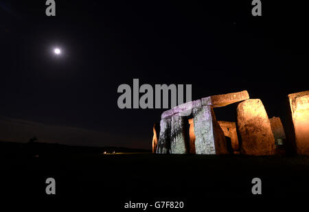 Des images des soldats de la première Guerre mondiale défilant sont projetées sur les pierres de Stonehenge dans le cadre d'une nouvelle exposition « les solders à Stonehenge » lors de la répétition d'un service commémoratif. Banque D'Images