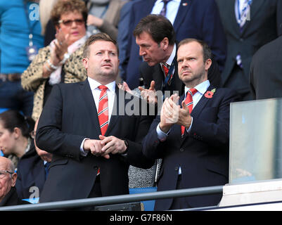 Richard Arnold, directeur général du groupe Manchester United (à gauche) et Ed Woodward, vice-président exécutif, en compagnie de John Alexander, secrétaire du club (à gauche) Banque D'Images