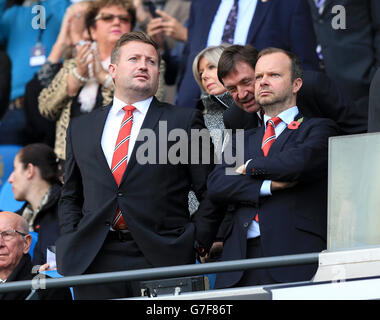 Richard Arnold, directeur général du groupe Manchester United (à gauche) et Ed Woodward, vice-président exécutif, en compagnie de John Alexander, secrétaire du club (à gauche) Banque D'Images