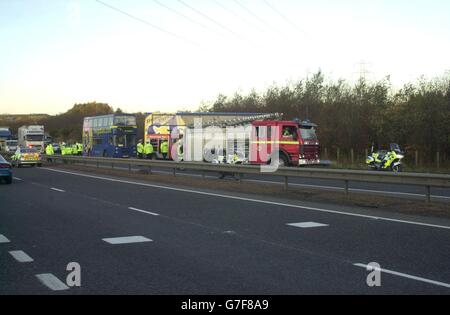 La scène à la suite de l'accident de bus mortel sur la route de Forfar à Dundee à Gateside Angus, en Écosse. Le conducteur d'un bus à impériale est décédé aujourd'hui après la collision de son véhicule avec un tracteur sur une route à bagages. Une autre personne a été blessée dans l'accident, qui s'est produit vers 2.20pm sur la route à deux voies A90 près de Forfar, a déclaré la police. Certains des 35 passagers qui étaient à bord à l'époque ont été piégés dans le pont supérieur après que l'escalier ait été endommagé, mais ont été libérés par les pompiers. Banque D'Images