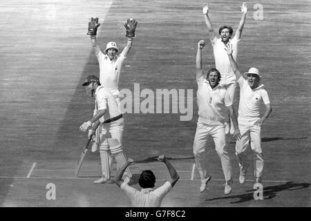 L'australien Graham Yallop est pris par l'homme du match Ian Botham (troisième à partir de la droite) lors du quatrième match d'essai de Cornhill à Edgbaston, Birmingham.L'Angleterre est maintenant à la tête de la série de cendres 2-1. Banque D'Images