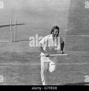 L'homme du match Ian Botham revient au pavillon après avoir pris une tourte festive après la victoire de l'Angleterre lors du quatrième match d'essai de Cornhill à Edgbaston, Birmingham.L'Angleterre est ainsi en tête de la série 2-1. Banque D'Images