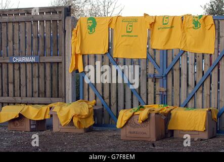 Tee-shirts souvenir en vente comme l'ancienne star brésilienne Socrates fait ses débuts pour Garforth Town contre Tadcaster Albion dans la première division de la Ligue est des comtés du Nord. Banque D'Images