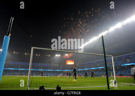 Des feux d'artifice sont mis au-dessus du stade Etihad pour marquer le jour de Guy Fawkes lors de l'échauffement avant le match du groupe E de la Ligue des champions de l'UEFA au stade Etihad, à Manchester. APPUYEZ SUR ASSOCIATION photo. Date de la photo: Mercredi 5 novembre 2014. Voir PA Story FOOTBALL Man City. Le crédit photo devrait se lire: Martin Rickett/PA Wire Banque D'Images