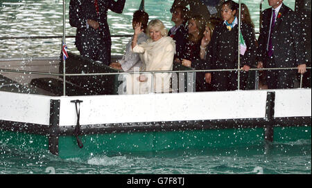 La duchesse de Cornwall fait une visite guidée en bateau avec la première Dame Gretta Salinas de Medina de Nuevo Leon à Monterrey au Mexique, le neuvième jour de la visite du prince de Galles et de la duchesse de Cornouailles en Colombie et au Mexique. Banque D'Images