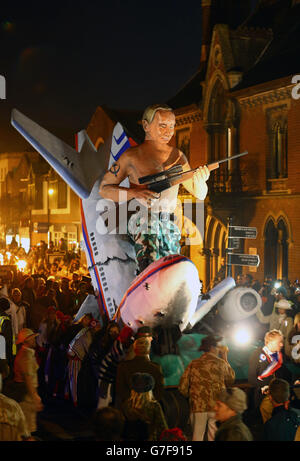 Une effigie du président russe Vladimir Poutine est perlée dans la ville de Lewes, dans l'est du Sussex, où une procession annuelle de nuit de feu de joie est tenue par les sociétés de feu de Lewes. Banque D'Images