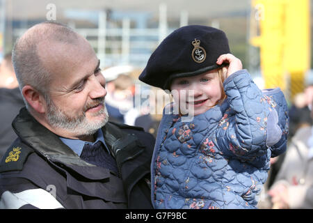 Le sous-marin Steven panniers est accueilli par sa fille Amelia après avoir débarqué le HMS astute à la base navale de HM Clyde, en Écosse, après le déploiement de la jeune fille des sous-marins en février, où il a contribué à la présence du Royaume-Uni en Méditerranée. Banque D'Images