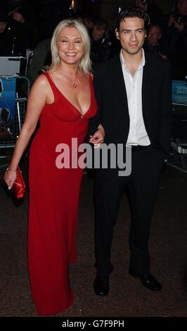 L'actrice Amanda Redman arrive pour la première européenne de Beyond the Sea, au vue West End de Leicester Square, dans le centre de Londres. Banque D'Images