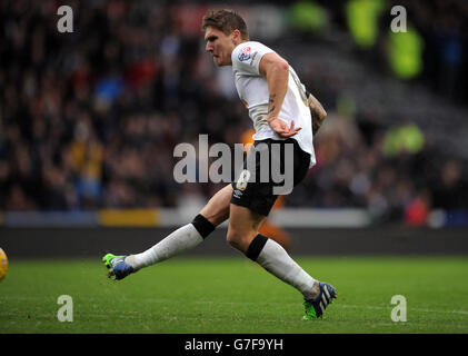 Jeff Hendrick, du comté de Derby, marque son deuxième but du match contre Wolverhampton Wanderers lors du match du championnat Sky Bet au stade iPro, Derby. Banque D'Images