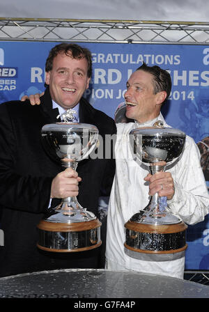 Richard Hannon Junior, entraîneur champion (à gauche) et Richard Hughes, champion Flat, avec leurs trophées à l'hippodrome de Doncaster, Doncaster. Banque D'Images