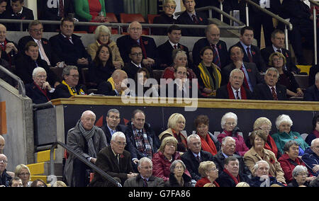 Le duc et la duchesse de Cambridge regardent depuis les stands lors du match de la Dove Men Series au Millennium Stadium, Cardiff. APPUYEZ SUR ASSOCIATION photo. Date de la photo: Samedi 8 novembre 2014. Voir l'histoire de PA RUGBYU Wales. Le crédit photo devrait se lire comme suit : Andrew Matthews/PA Wire. RESTRICTIONS : l'utilisation est soumise à des restrictions. Strictement aucune utilisation commerciale. Aucune utilisation dans les livres sans l'autorisation écrite préalable de WRU. Banque D'Images