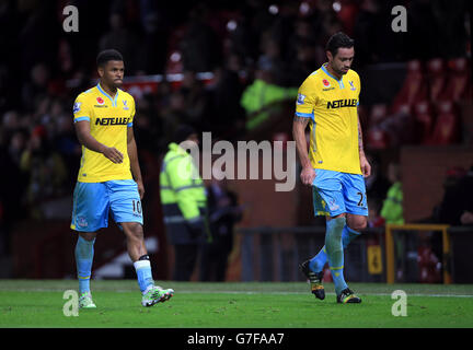 Damien Delaney (à droite) et Fraizer Campbell du Crystal Palace après le match de la Barclays Premier League à Old Trafford, Manchester. Banque D'Images