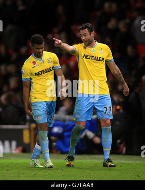 Damien Delaney (à droite) et Fraizer Campbell du Crystal Palace après le match de la Barclays Premier League à Old Trafford, Manchester. Banque D'Images