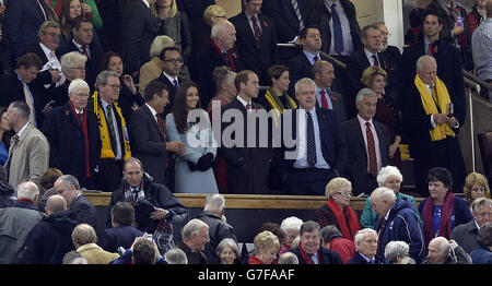 Le duc et la duchesse de Cambridge regardent depuis les stands lors du match de la Dove Men Series au Millennium Stadium, Cardiff. APPUYEZ SUR ASSOCIATION photo. Date de la photo: Samedi 8 novembre 2014. Voir l'histoire de PA RUGBYU Wales. Le crédit photo devrait se lire comme suit : Andrew Matthews/PA Wire. Banque D'Images