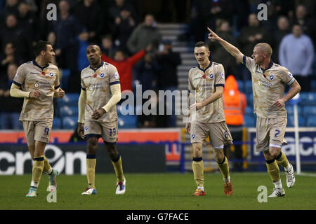 Alan Dunne de Millwall (à l'extrême droite) célèbre son deuxième but du match du championnat Sky Bet au Den, Londres. Banque D'Images