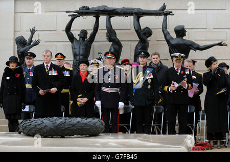 Le comte de Wessex (deuxième à droite) avec des dignitaires lors des commémorations de la Journée de l'armistice à l'Arboretum du Mémorial national d'Alrewas, Staffordshire. Banque D'Images