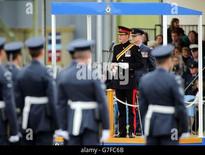 Le prince Harry, commandant honoraire de l'air, prononce un discours après avoir présenté un nouveau standard au Régiment de la RAF de l'escadron 26 lors d'un service à la RAF Honington, dans le Suffolk. Banque D'Images