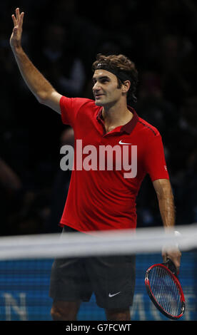 Roger Federer célèbre sa victoire sur Andy Murray lors des finales du Barclays ATP World Tour à l'O2 Arena de Londres. Banque D'Images