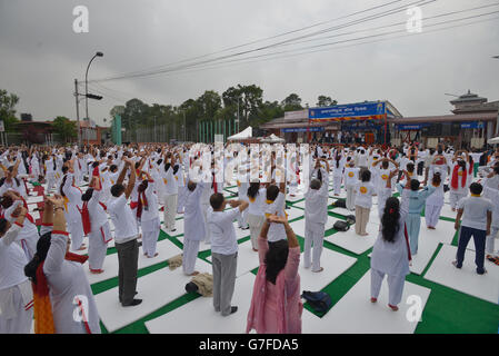 Les gens célèbrent la Journée Internationale de Yoga à Durbar Marg à Katmandou le 21 juin 2016. L'Assemblée générale des Nations Unies le 11 décembre 2014 avait décidé de célébrer chaque année le 21 juin comme Journée Internationale de Yoga, sur une proposition présentée par le Premier Ministre indien Narendra Modi. Pas moins de 77 nations dont le Népal a approuvé la proposition, la démonstration d'une reconnaissance mondiale des avantages de yoga. Banque D'Images