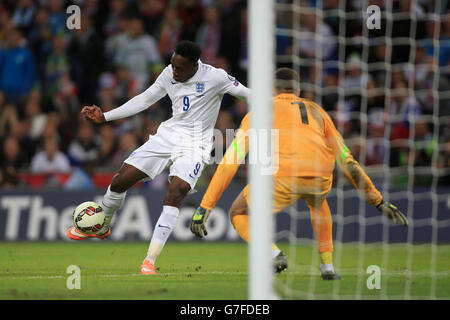 Danny Welbeck, en Angleterre, marque le troisième but de son équipe lors du match de qualification du groupe E de l'UEFA Euro 2016 au stade Wembley, à Londres. Banque D'Images