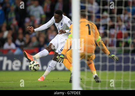 Danny Welbeck, en Angleterre, marque le troisième but de son équipe lors du match de qualification du groupe E de l'UEFA Euro 2016 au stade Wembley, à Londres. Banque D'Images