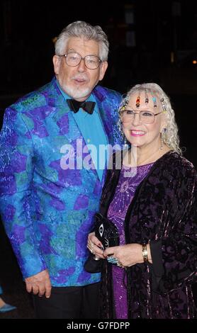 L'artiste Rolf Harris et sa femme ALWEN arrivent pour le Variety Club of Great Britain Showbusiness Awards, à l'hôtel Hilton de Londres, Park Lane, dans le centre de Londres. Banque D'Images