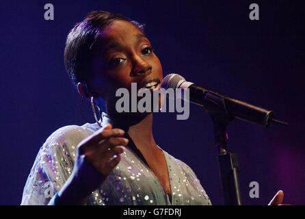 Singer Estelle joue en direct pendant les fêtes de Noël dans le concert de musique de Popworld - une édition festive en direct de l'émission télévisée Channel 4 - qui a lieu à Wembley Arena dans le nord de Londres. Banque D'Images