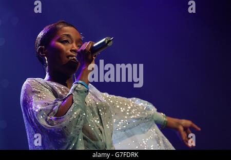 Singer Estelle joue en direct pendant les fêtes de Noël dans le concert de musique de Popworld - une édition festive en direct de l'émission télévisée Channel 4 - qui a lieu à Wembley Arena dans le nord de Londres. Banque D'Images
