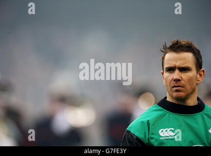 Rugby Union - Guinness Series 2014 - Irlande / Géorgie - Aviva Stadium.Eoin Reddan, capitaine irlandais, joue comme hymnes lors du match de la Guinness Series au stade Aviva, à Dublin, en Irlande. Banque D'Images