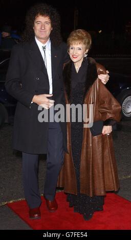 Brian May et Anita Dobson arrivent pour le Variety Club of Great Britain Showbusiness Awards au London Hilton de Park Lane. Banque D'Images