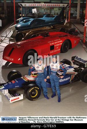 Jacques Villeneuve et Heniz-Harald Frentzen avec les Rothmans Williams Renault Formula One car au Vintage car Museum de Beaulieu Banque D'Images