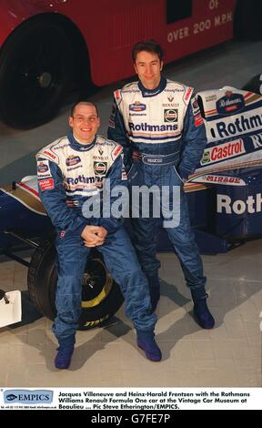 Jacques Villeneuve et Heinz-Harald Frentzen avec le Rothmans Williams Renault Voiture de Formule 1 au musée de l'automobile Vintage à Beaulieu Banque D'Images