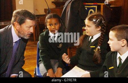 David Blunkett discute avec des élèves de l'école Bishop Thomas Grant, à Streatham, dans le sud-ouest de Londres.Le ministre de l'intérieur a visité l'école pour aider à lancer la vidéo « Watch Over Me 11 », qui vise à aider les jeunes à assurer leur sécurité. Banque D'Images