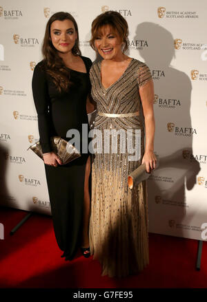 Lorraine Kelly (à droite) et sa fille Rosie arrivent pour les British Academy Scotland Awards qui se tiennent à l'hôtel Radisson de Glasgow. Banque D'Images