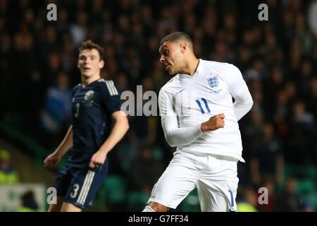 Alex Oxlade-Chamberlain, d'Angleterre, marque son premier but du match lors de l'International friendly au Celtic Park, Glasgow. APPUYEZ SUR ASSOCIATION photo. Date de la photo: Mardi 18 novembre 2014. Voir PA Story FOOTBALL Scotland. Le crédit photo devrait se lire comme suit : Andrew Milligan/PA Wire. RESTRICTIONS : utilisation soumise à des restrictions FA. Utilisation commerciale uniquement avec le consentement écrit préalable de l'AC. Aucune modification sauf le recadrage. Appelez le +44 (0)1158 447447 ou consultez le site www.paphotos.com/info/ pour obtenir des restrictions complètes et de plus amples informations Banque D'Images