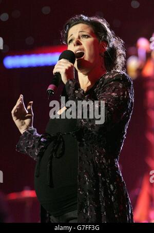 Ruthie Henshal joue en direct sur scène lors d'un concert de charité en faveur du Haut Commissariat des Nations Unies pour les réfugiés (HCR) au Royal Albert Hall, dans le centre de Londres. Banque D'Images