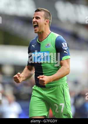 Football - Barclays Premier League - Tottenham Hotspur / Newcastle United - White Hart Lane.Steven Taylor, de Newcastle United, célèbre après le coup de sifflet final Banque D'Images