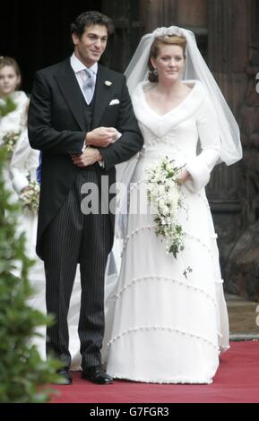 Lady Tamara Grosvenor et Edward van Cutsem après leur mariage à la cathédrale de Chester. Le mariage réunit deux des familles les plus riches de Grande-Bretagne. Lady Tamarar, 24 ans, est la fille aînée du duc de Westminster, l'homme le plus riche de Grande-Bretagne, dont les terres, y compris les marais de Mayfair et de Belgravia, lui donnent une fortune personnelle estimée à 4 milliards. Banque D'Images