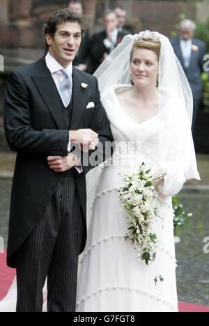 Lady Tamara Grosvenor et Edward van Cutsem après leur mariage à la cathédrale de Chester. Le mariage réunit deux des familles les plus riches de Grande-Bretagne. Lady Tamarar, 24 ans, est la fille aînée du duc de Westminster, l'homme le plus riche de Grande-Bretagne, dont les terres, y compris les marais de Mayfair et de Belgravia, lui donnent une fortune personnelle estimée à 4 milliards. Banque D'Images