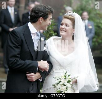 Lady Tamara Grosvenor et Edward van Cutsem après leur mariage à la cathédrale de Chester. Le mariage réunit deux des familles les plus riches de Grande-Bretagne. Lady Tamarar, 24 ans, est la fille aînée du duc de Westminster, l'homme le plus riche de Grande-Bretagne, dont les terres, y compris les marais de Mayfair et de Belgravia, lui donnent une fortune personnelle estimée à 4 milliards. Banque D'Images