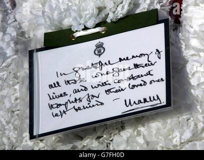 Un message personnel du Prince de Galles sur une couronne au Cenotaph, lors de l'Association des veuves de guerre de Grande-Bretagne dépôt de couronne et service du souvenir, Whitehall. L'événement annuel est que les veuves se souviennent des hommes de service britanniques qui sont morts au combat. Banque D'Images