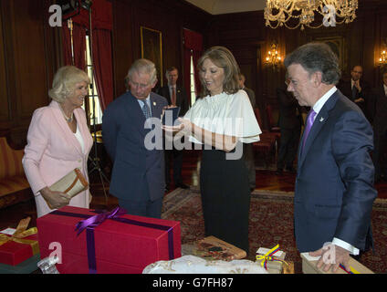 Le prince de Galles et la duchesse de Cornouailles lors de l'échange de cadeaux avec le président Santos et sa femme Marcia au Palacio de Narino à Bogota. Banque D'Images